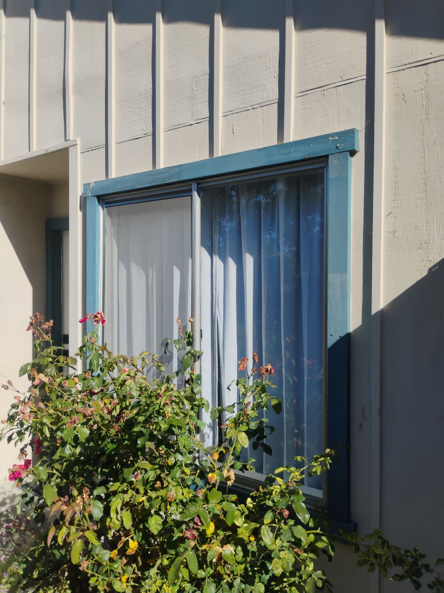 Old foggy aluminum windows before replacement in Martinez CA — AMG Doors & Windows — photo 9 of 18