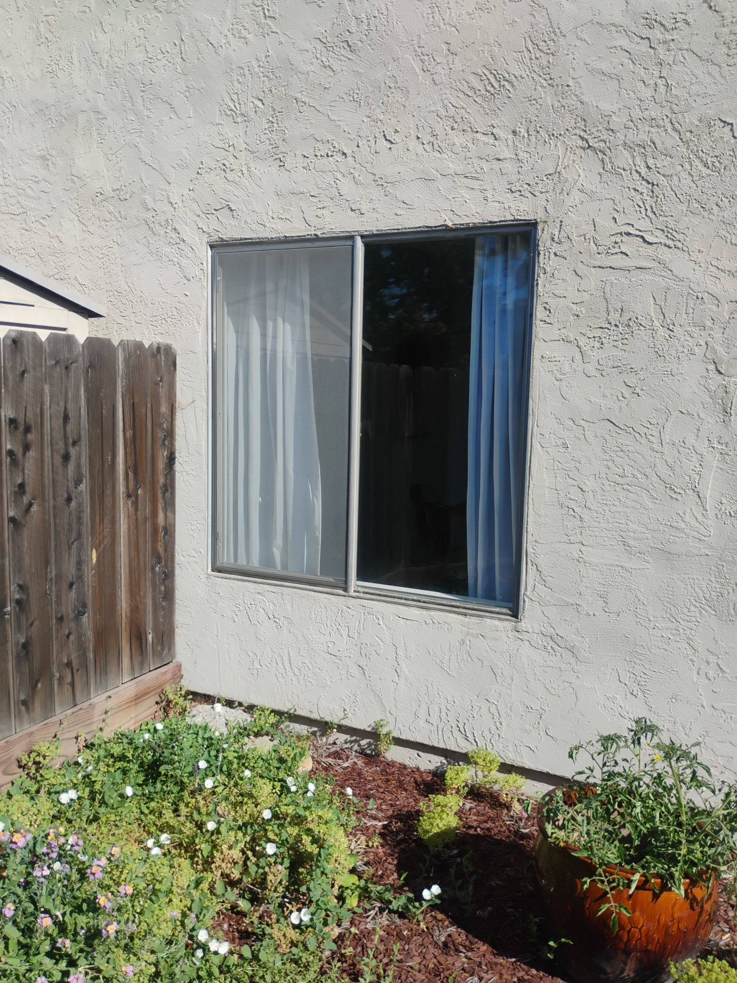 Old foggy aluminum windows before replacement in Martinez CA — AMG Doors & Windows — photo 12 of 18