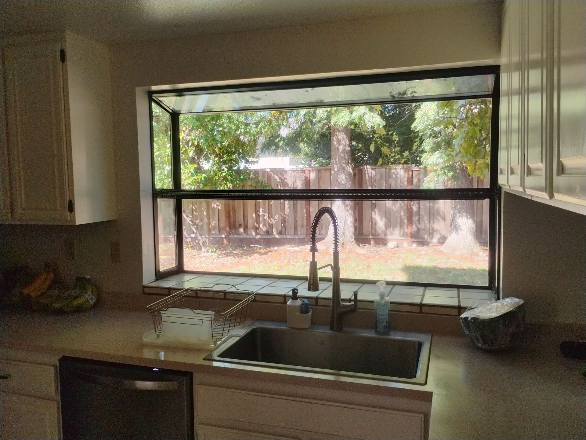 Old foggy aluminum windows before replacement in Martinez CA — AMG Doors & Windows — photo 16 of 18
